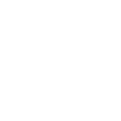 człowiek na laptopie obok kawa
